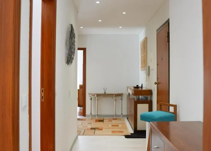 Rua Professora Virgilia Bloco A Porta N 2 1 Esq Daire *
